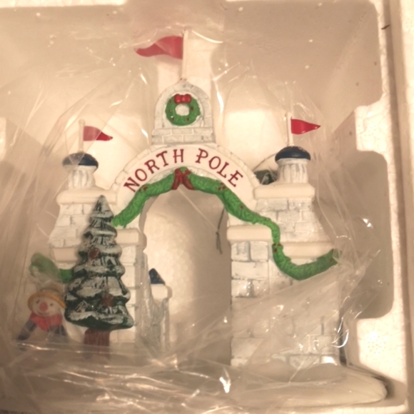 Department 56 North Pole Gate - Picture 1 of 3
